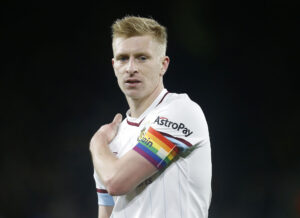 Ben Mee skifter til Brentford skriver Sky Sports