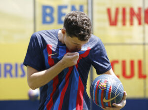 Andreas Christensen kysser klublogoet