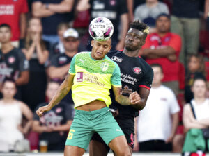 Sory Kaba i duel mod en AEK Larnaca-spiller i den første kamp