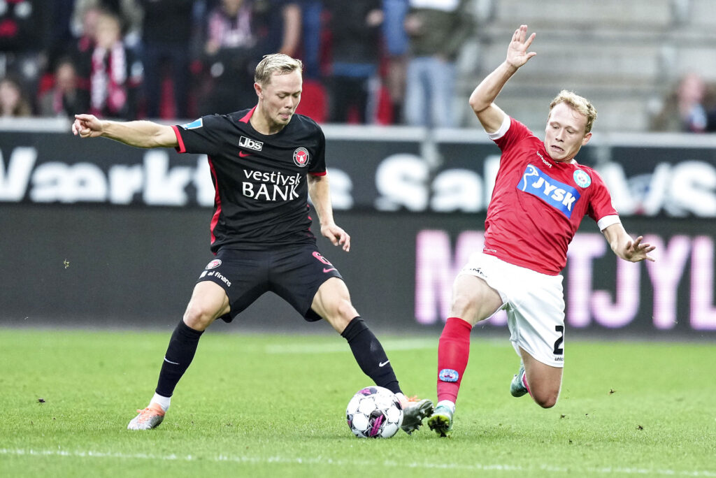 Anders Klynge i kamp for Silkeborg IF mod FC Midtjylland i Superligaen