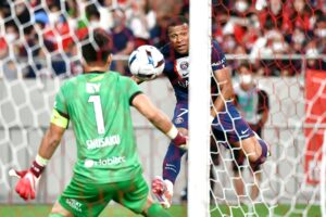 Kylian Mbappé viser allerede nu flotte takter og scorer et flot mål mod Urawa Red Diamonds