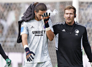 Kamil Grabara efter det slemme sammenstød med Mathias Ross