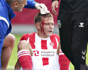 Mathias Ross og Kamil Grabara stødte hovederne sammen søndag.