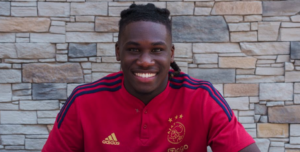 Calvin Bassey er ny mand i Ajax-trøjen