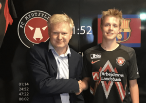 Simon Nicolaisen lander sin første professionelle kontrakt med FCM