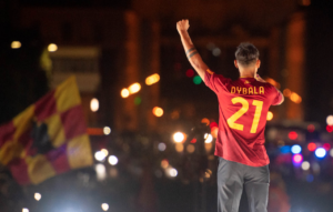 Paulo Dybala præsenteres foran AS Romas fans