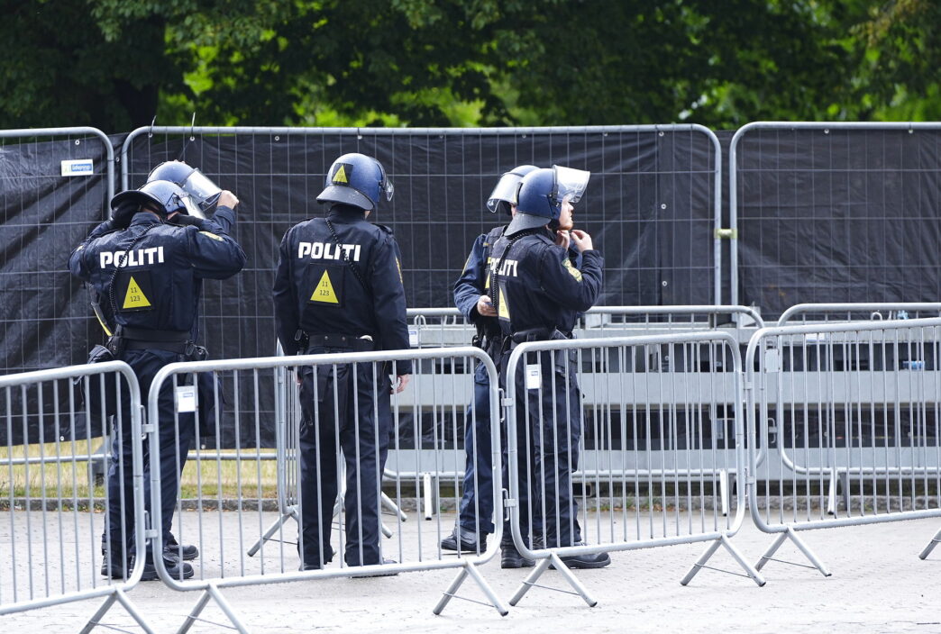Politiet fim kasten sten og kanonslag efter sig inden Københavner-derbyet
