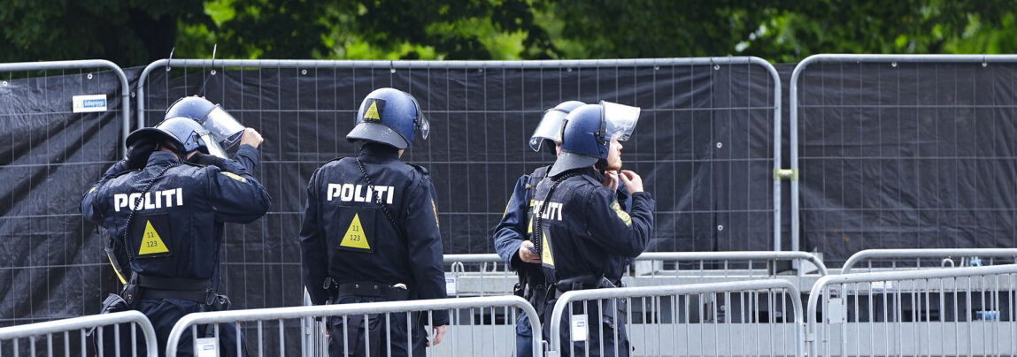 Politiet fim kasten sten og kanonslag efter sig inden Københavner-derbyet