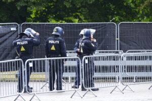 Politiet fim kasten sten og kanonslag efter sig inden Københavner-derbyet