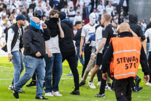 Fans invaderer banen i Parken i maj