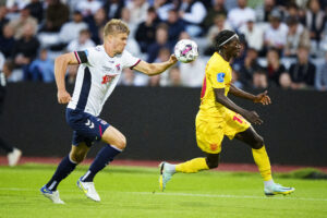 AGF Frederik Tingager hånd på bolden