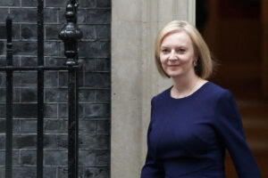 Den engelske premierminister Liz Truss er kommet i modvind efter at hun har handlet i Norwich City's fanshop