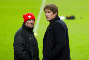 Manchester United forsøger angiveligt at lokke klubbens tidligere målmand, Edwin van der Sar, tilbage til klubben.