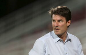 Michael Laudrup langer ud efter kritikkerne af personer, der samarbejder med Qatar i forbindelse med VM 2022 i Qatar. Han kalder det for hykleri.