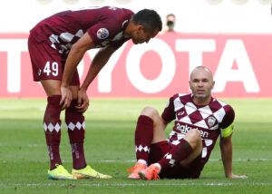 Anfører for Vissel Kobe, Andres Iniesta, sunder sig i græsset i den japanske fodboldliga.