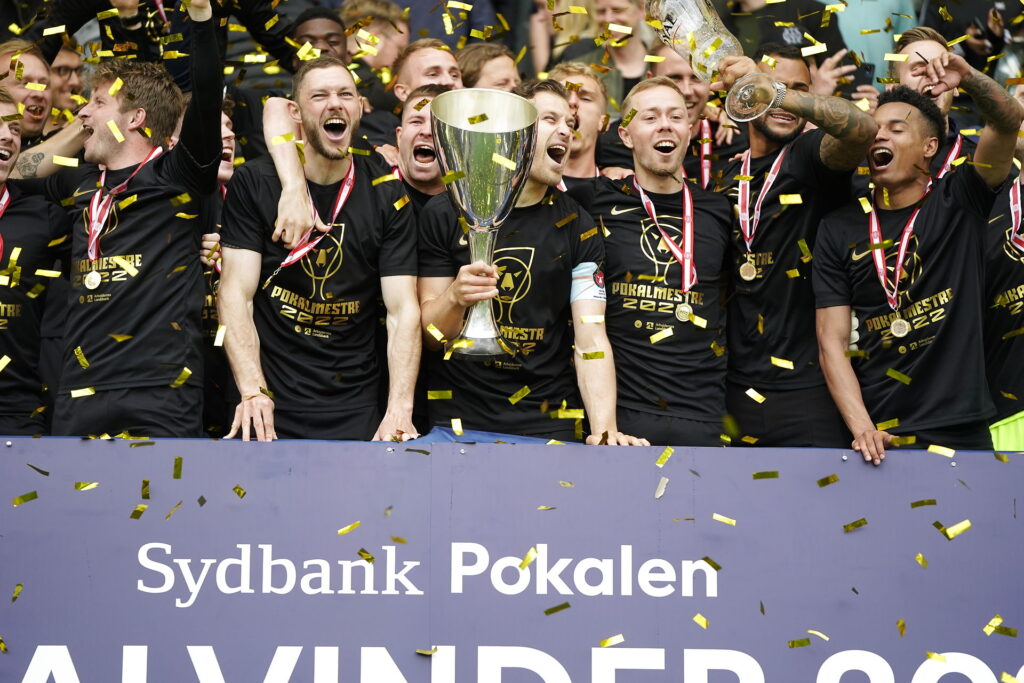 FC Midtjylland kunne senest lade sig krone som pokalvindere