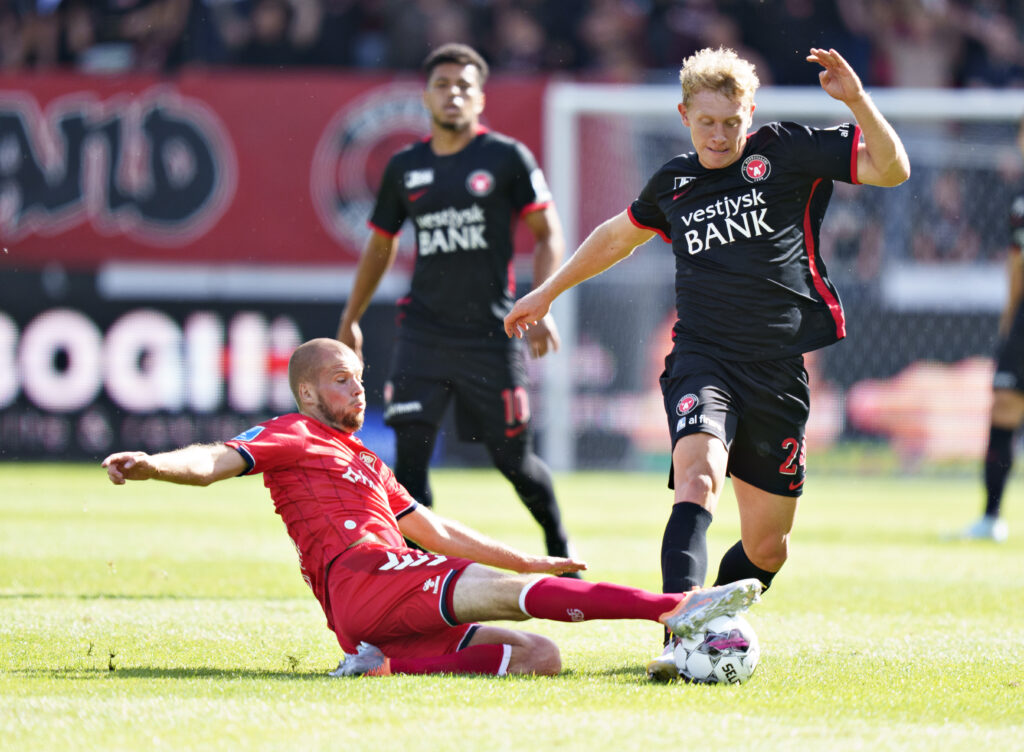 Nicolai Poulsen i en tackling mod FC Midtjyllands Oliver Sørensen