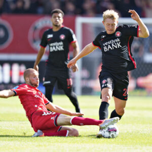 Nicolai Poulsen i en tackling mod FC Midtjyllands Oliver Sørensen
