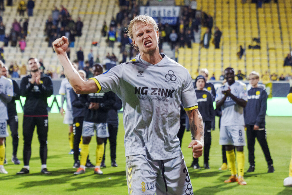 Magnus Jensen fejrer sin scoring og Horsens' sejr over FC Nordsjælland
