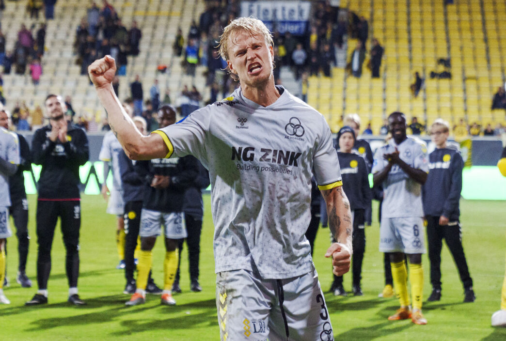 Magnus Jensen fejrer sin scoring og Horsens' sejr over FC Nordsjælland