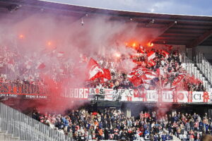 Østjyllands Politi har anholdt fire mænd i forbindelse med situationen, hvor en AaB-fan blev frategt sin fodboldtrøje i Aarhus.