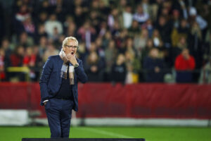 AaB-cheftræner Erik Hamrén slår fast, at der ikke bliver talt om top-seks i den nordjyske klub, selvom det langt fra er umuligt.