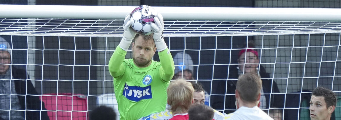 Nicolai Larsen blev skadet og måtte udgå under superligakampen mellem Silkeborg og AC Horsens på Jysk Park i Silkeborg