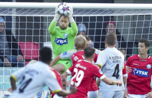 Nicolai Larsen blev skadet og måtte udgå under superligakampen mellem Silkeborg og AC Horsens på Jysk Park i Silkeborg