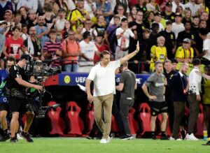 Julen Lopetegui takker fansene i Sevilla oven på Champions League-nederlaget til Dortmund.