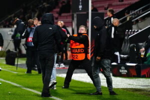 Hætteklædte gutter prøver at forcere vagt før FCMs kamp mod Feyenoord.