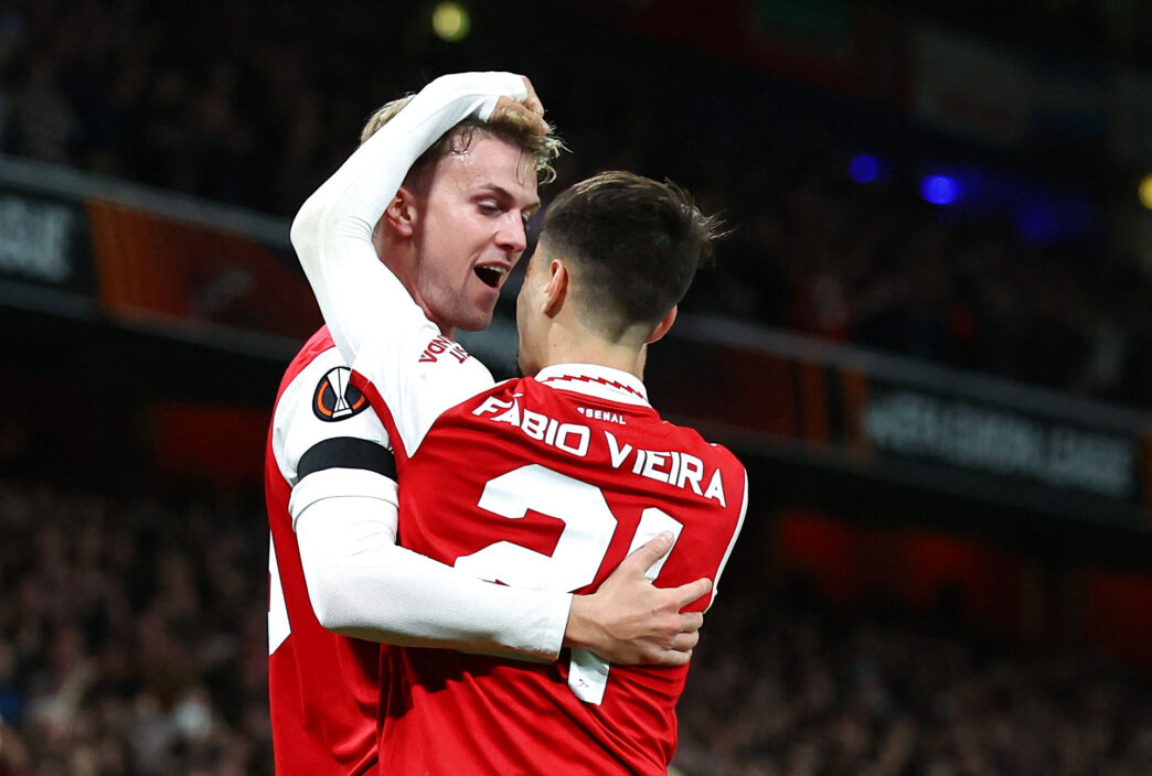 Rob Holding og Fabio Vieira omfavner hinanden i Arsenals sejr mod Bodø