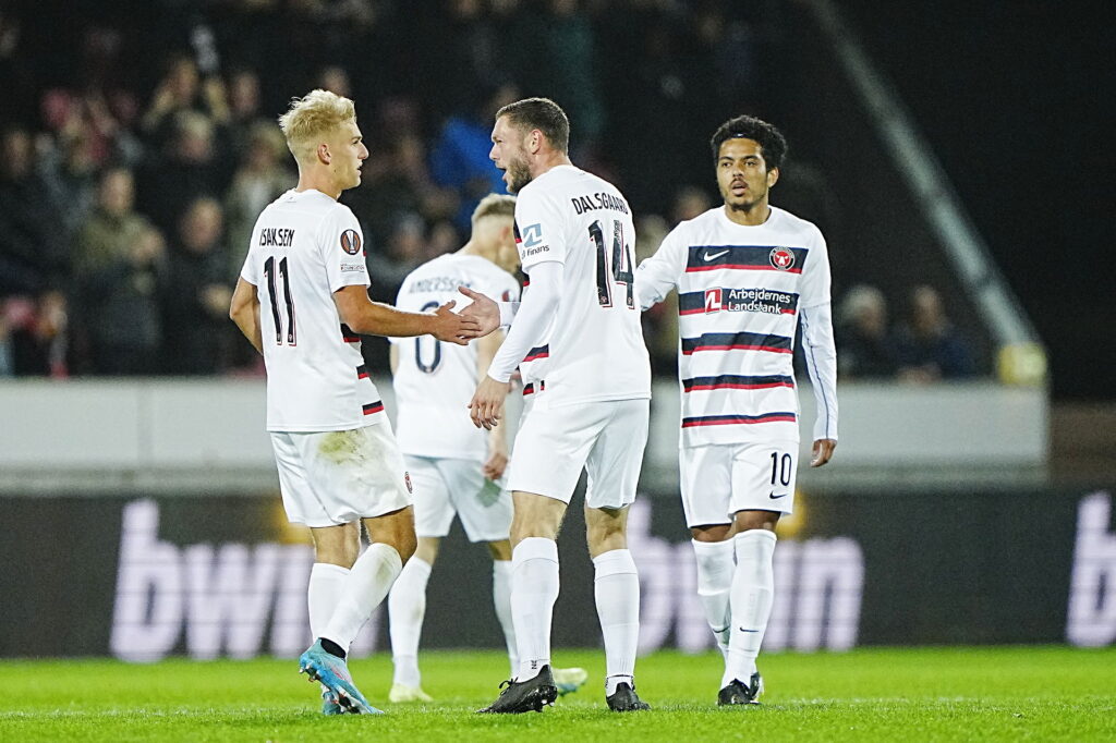 Gustav Isaksen fejrer sin scoring med holdkammerater mod Feyenoord.