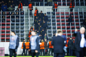 Feyenoord-fans havde tiltvunget sig adgang til flere af FC MIdtjyllands fanafsnit til europa League-opgøret mellem de to hold.
