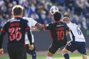 Nicolai Poulsen bliver sparket i hovedet af Evander under kampen mellem AGF og FCM.