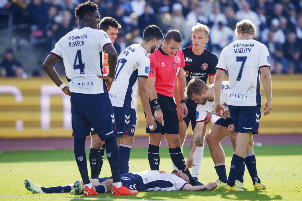 Nicolai Poulsen sparket i hovedet, Patrick Mortensen, AGF, FC Midtjylland, Evander sparker Nicolai Poulsen i hovedet.