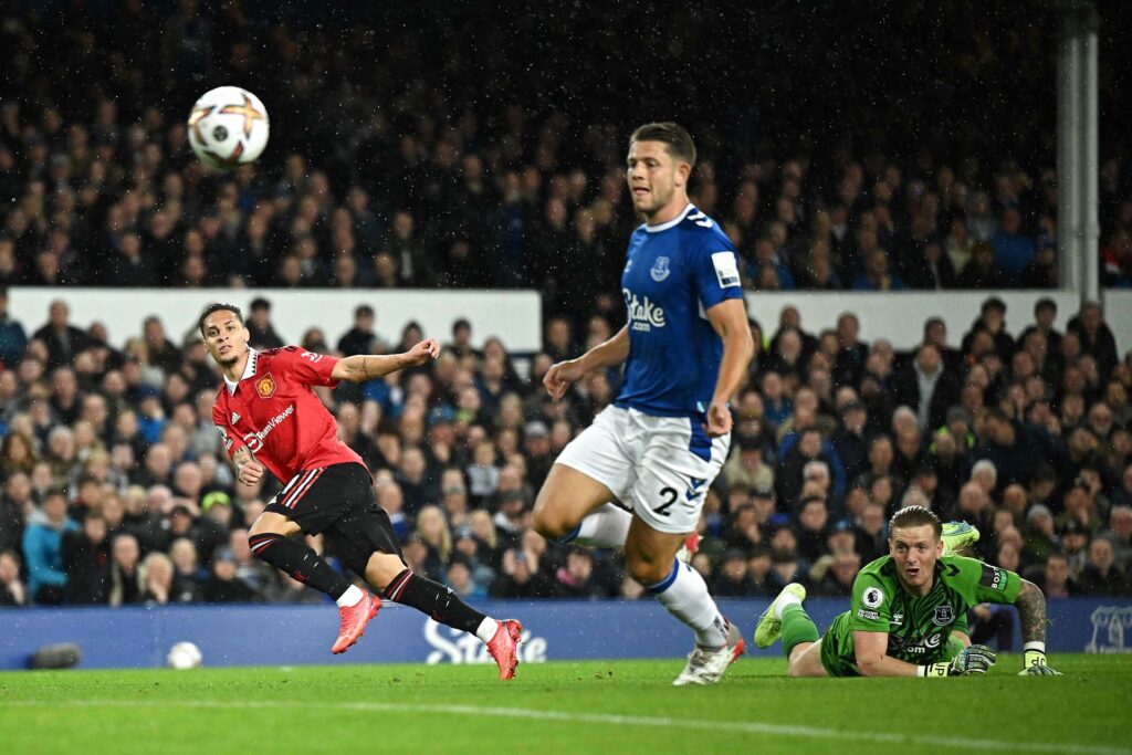 Antony lopper bolden over Jordan Pickford og udligner for Manchester United mod Everton