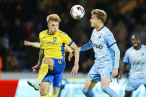 Brøndby's Daniel Wass i kamp med Randers FCs Daniel Høegh