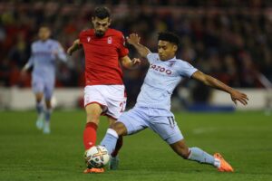 Premier League-klubben Nottingham Forest fyrer angiveligt to centrale medarbejdere i staben efter skidt sæsonstart.