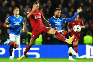 Darwin Nunez i en hård duel i Champions League-opgøret mod Rangers.
