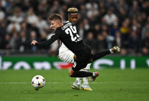 Jesper Lindstrøm bliver væltet af Ryan Sessegnon.