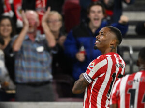 Ivan Toney scorede sit mål nummer syv og otte i denne sæson, da Brentford sejrede hjemme over Brighton.