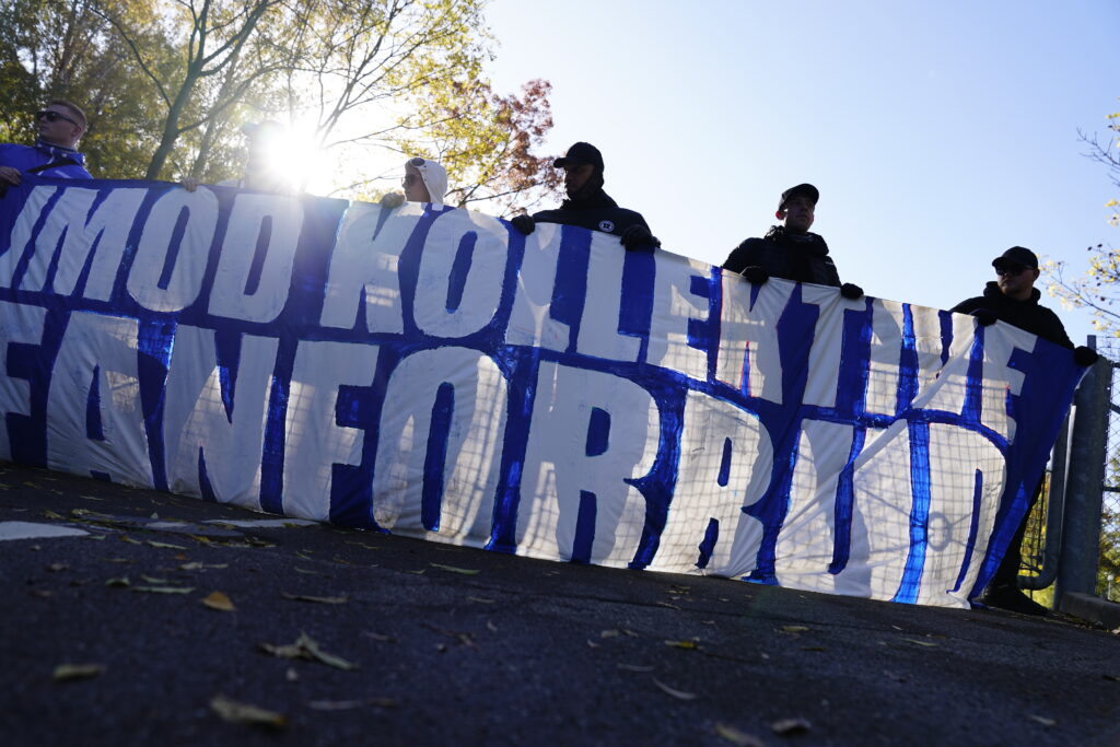 FCK-fans demonstrerer foran Divisionsforeningens kontorer i Brøndby søndag den 16. oktober 2022. Fans fra FC København er utilfredse med, at de ikke kan få lov til at overvære kampen mellem Brøndby og FCK på grund af forbud mod deltagelse af fans fra udeholdet.