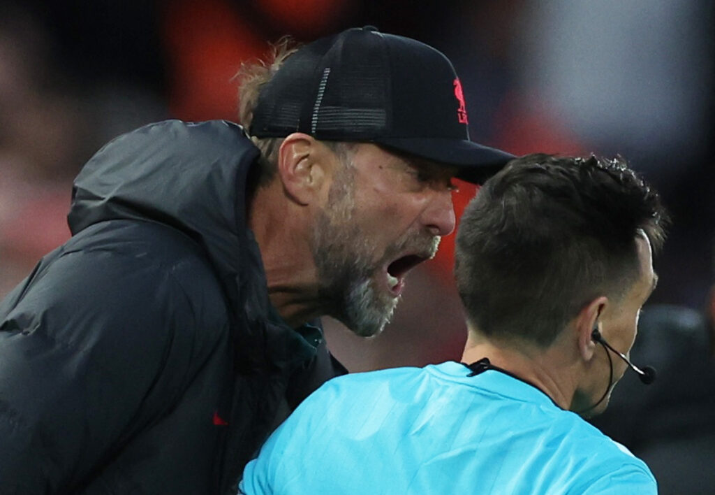 Det engelske fodboldforbund FA sigter Jürgen Klopp efter tyskerens raserianfald under kampen mod Manchester City.