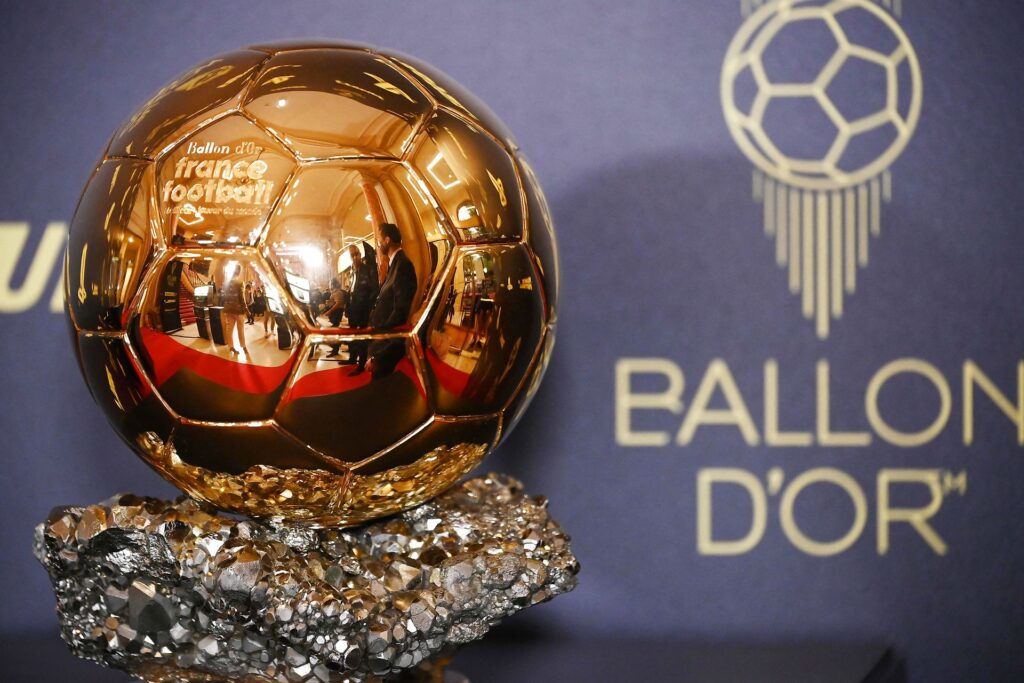 Ballon d'Or uddeles i aften, hvor stjerner som Karim Benzema, Kylian Mbappe og Sadio Mane er favoritter til trofæet.