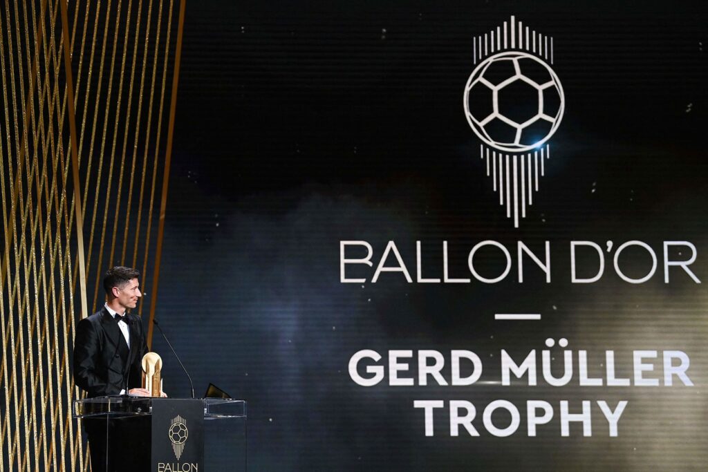 FC Barcelona-spilleren Robert Lewandowski blev vandt mandag aften Gerd Müller-trofæet.