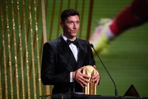 Robert Lewandowski dedikerede Gerd Müller-trofæet, som gives til verdens bedste angriber, til netop Gerd Müller.
