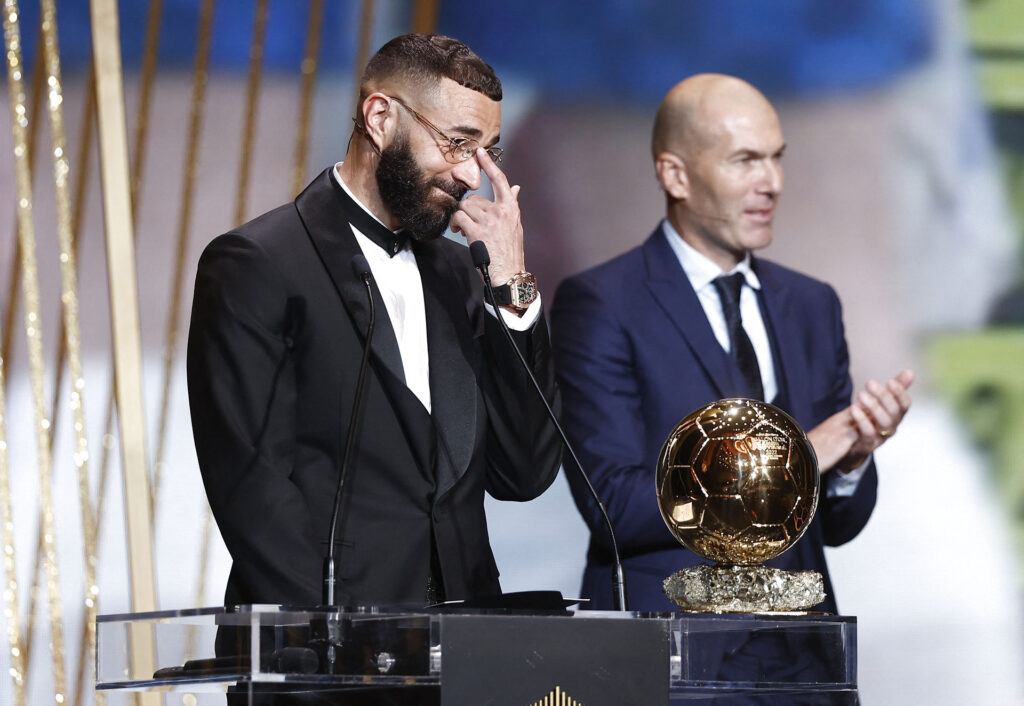 Karim Benzema fik overrakt Ballon d'Or af legenden Zinedine Zidane