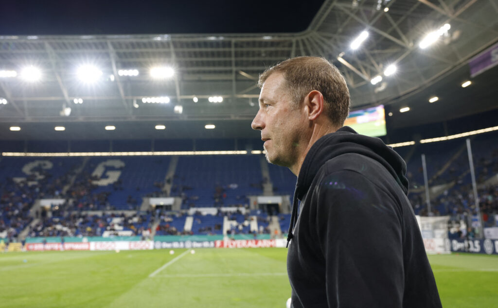 Bundesligaklubben Schalke 04 har fyret klubbens cheftræner Frank Kramer efter blot 11 kampe i spidsen for klubben.
