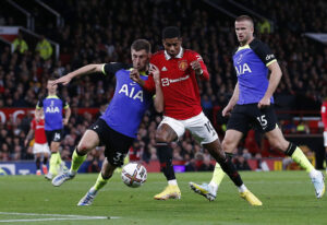 Manchester United møder Tottenham.
