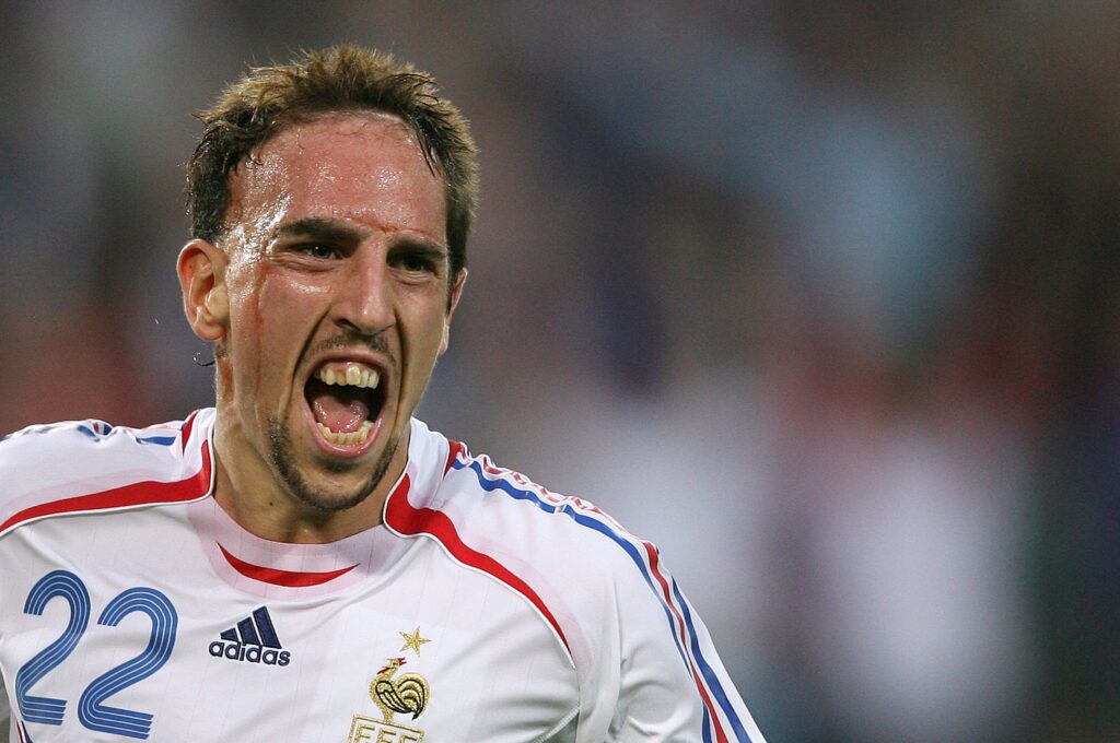 Franck Ribéry indstiller karrieren. Læs den rørende historie bag Ribérys mange ar i ansigtet her.